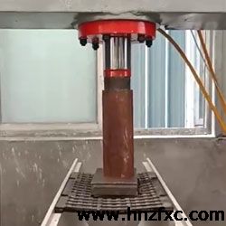 排水溝蓋板挑戰(zhàn)液壓機